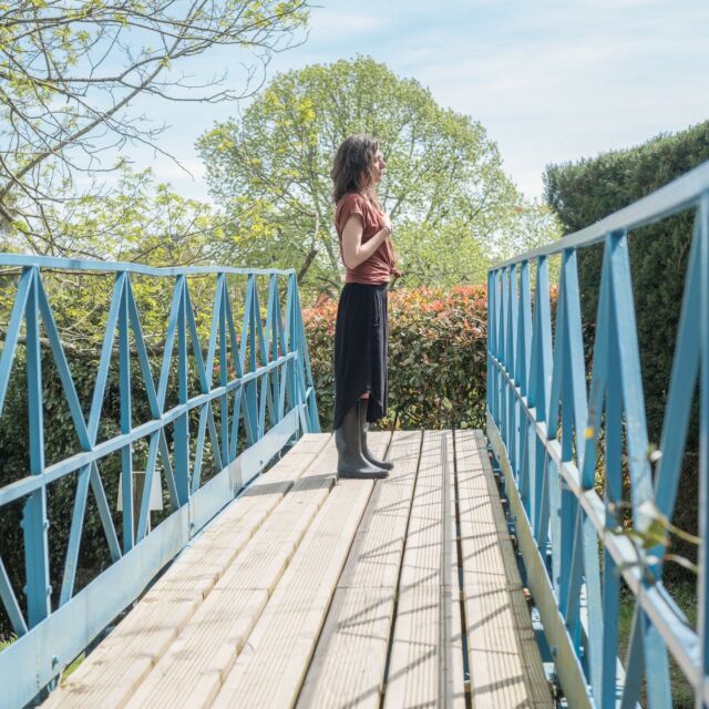 Aujourd’hui, je résonne avec cette phrase : sentir comment l’engament permet le relâchement. 
Quand la Vie me demande beaucoup, je peux rentrer dans un circuit automatique de « je dois faire »… et là, je perds le contact avec moi… Pour devenir une personne qui fait les taches, qui cochent les cases… Une mécanicité qui répond à une peur… pas à un état d’être… Et je peux sentir en même temps que la Vie me propose une expérience, que j’ai le choix -encore une fois-sur la façon dont je vis l’expérience… Et là, elle me propose de me mettre en contact profond avec ma structure, mes os… 
Inspirer et… Sentir, ressentir physiquement le poids de chacun mes os… sentir comment le retour à la sensation physique m’ouvre un espace et créé un relâchement musculaire… Je n’ai plus besoin de me tendre pour réaliser telle ou telle action… De m’extraire de moi pour aller de l’avant… Au contact du poids de ma structure osseuse, je me sens solide… Pas figée, rigide, sur la défensive… mais installée, réceptive, soutenue… Quand mon engagement n’est plus extérieur dans le « je dois faire… », il s’accompagne d’un relâchement qui permet l’action : une mise en matière d’un espace intérieur solide et souple, réceptif et prêt à agir. 
Etre, émettre, faire.