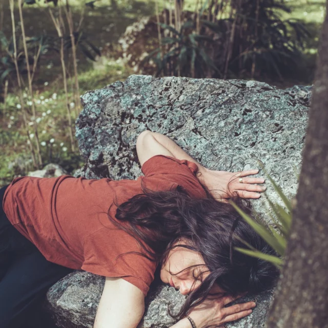 Le féminin est un espace réceptif, un espace captant (c’est à dire qu’il reçoit autant qu’il contient comme un chaudron), c’est aussi l’espace de la lenteur car il demande de se mettre dans une disponibilité à nos consentements, nos ressentis et nos intuitions. Quand nous sommes connecté(e)s à notre féminin, nous sommes invité(e)s à nous écouter, à nous percevoir profondément et à nous nourrir NOUS. D’abord NOUS. Nous sommes invité(e)s à RECEVOIR.

	Les personnes qui viennent à moi me disent souvent donner beaucoup, donner sans compter …Or un féminin tourné vers l’extérieur s’épuise, il ne se remplit plus, il se vide… Et, on ne donne pas ce que l’on n’a pas, ce que l’on n’a plus… Et d'ailleurs doit-on donner ?

	Le féminin est réceptacle, chaudron magique et arrose, rayonne autour de lui une fois rempli…

	Votre énergie est précieuse. OSEZ RECEVOIR. Vous recevoir.

	🌿 Dans cet atelier -ouvert uniquement aux femmes-, nous irons doucement vers cet espace du féminin pour nous mettre à son contact, L’ÉCOUTER, lui laisser de la place ! Interroger les croyances liées et liantes et oser une nouvelle rencontre … 
	Le féminin est délicat parce qu’il est captant, l’avidité le referme ; or il est le lieu de notre souveraineté, de notre intuition, de notre abondance. 
OSONS nous rencontrer là.

📍 Lieu : Les Sables d'Olonne
💶 Tarif : 20€
📅 Date : 26 mai
🕕 Horaire : 18h - 20h
📞 Renseignements et inscriptions : cecileroche42.6@gmail.com
#féminin#développementpersonnel #fémininsacré#reception
